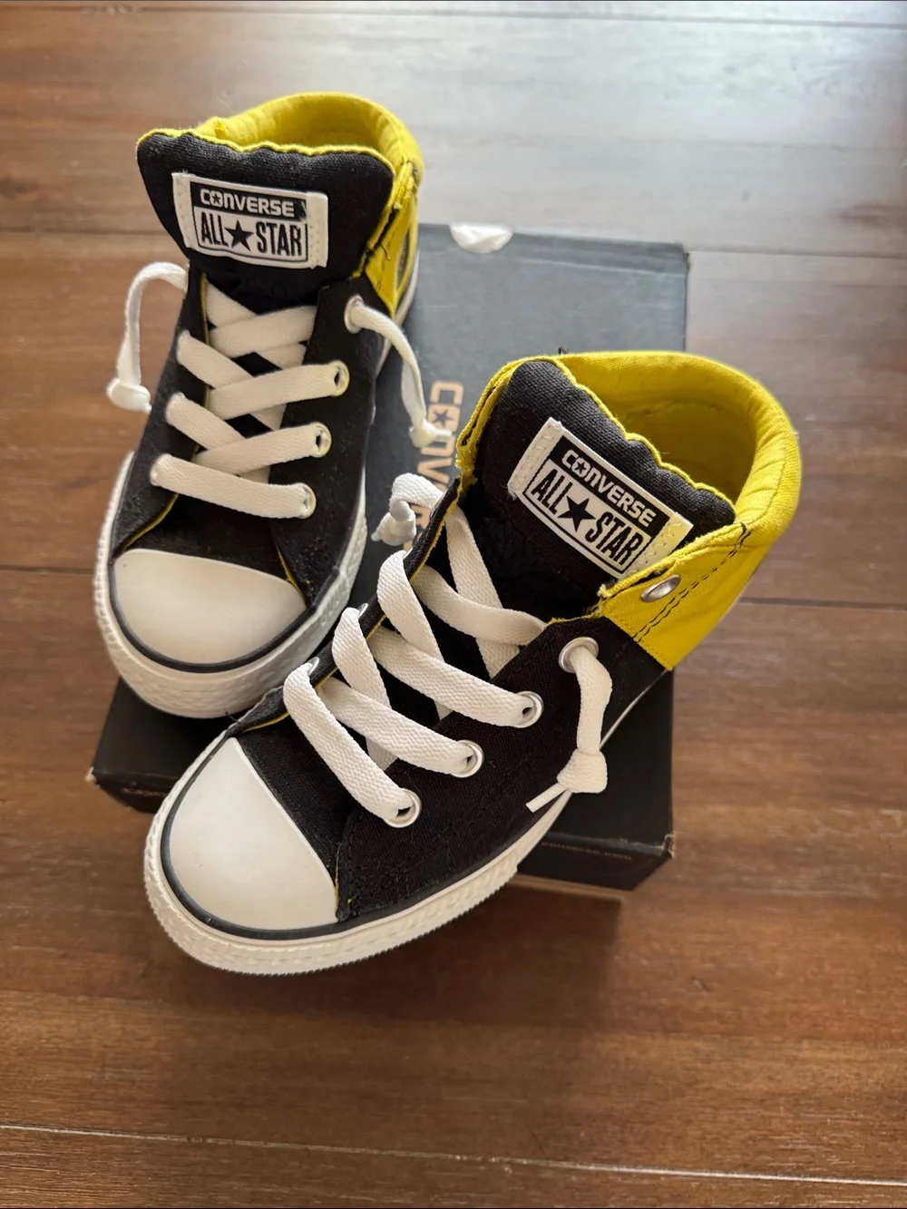 New size 2 Converse Chuck Taylor Converse All Star Axel mid-top sneaker